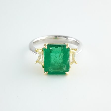 EMERLAD & DIA 3-STONE 18KW RING - R11282