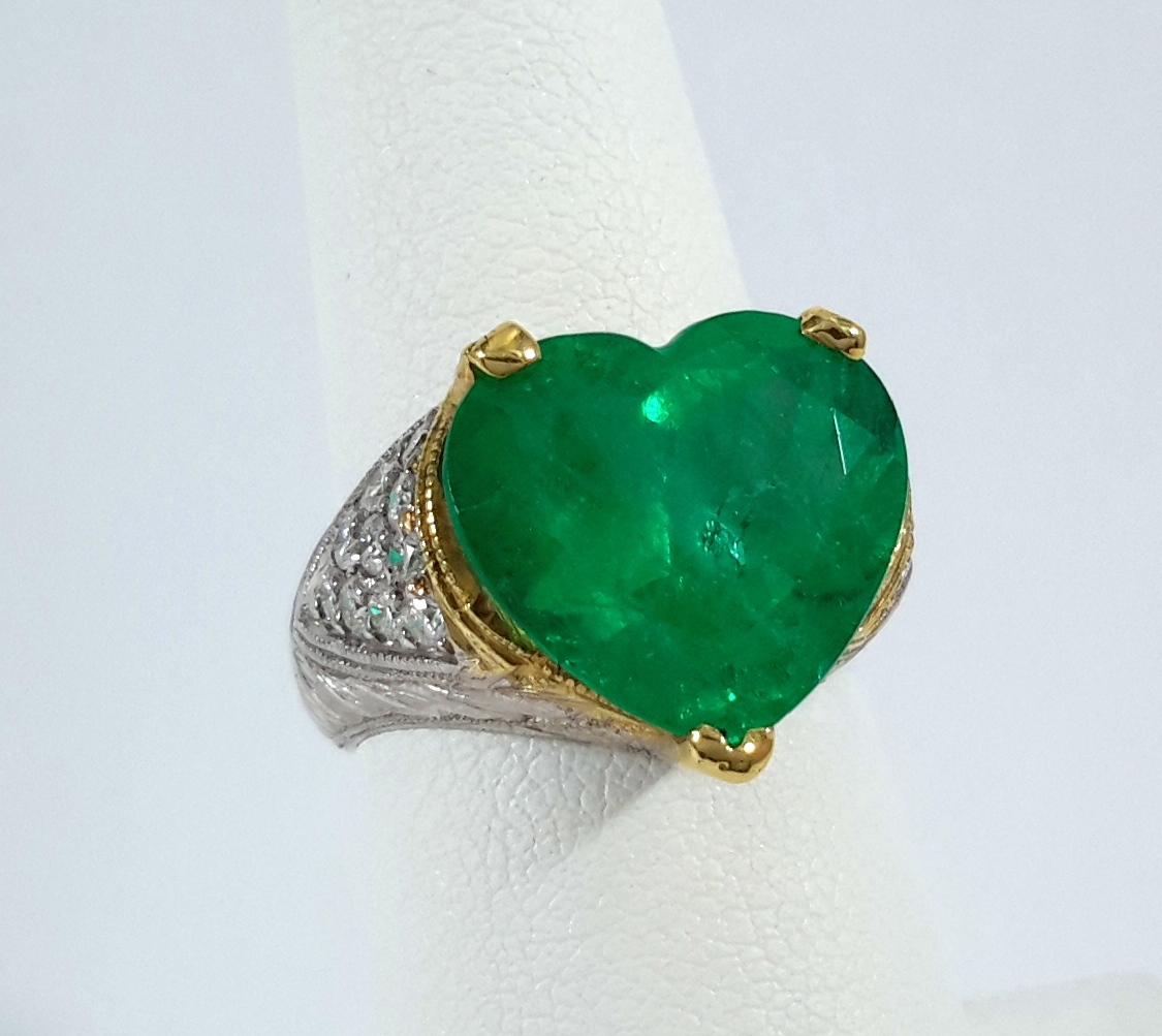 18KTT HEART-SHAPE EMERALD DIA RING – R9301 – Johnny B & Co